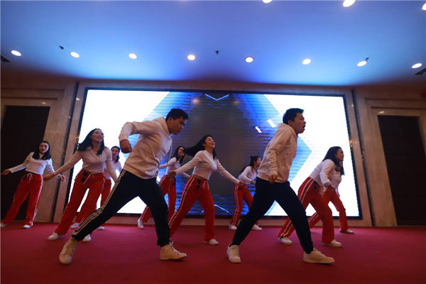 格润德带来《歌舞串烧8090》