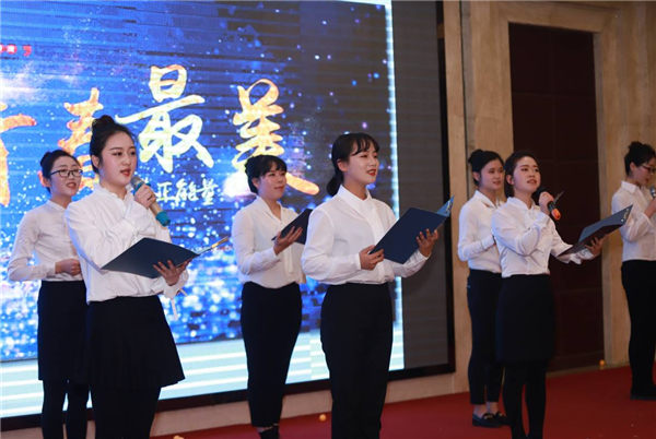 沃尔德带来朗诵《致奋斗》