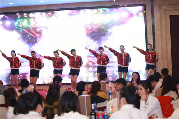 格润德带来舞蹈《青苹果乐园》