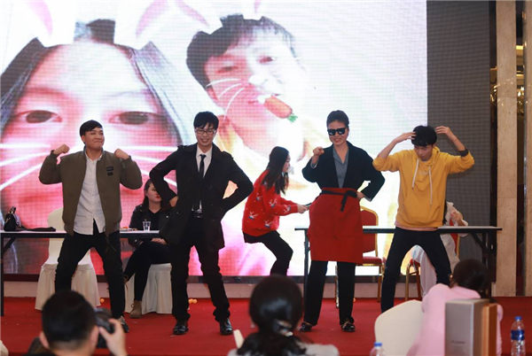 思瑞通带来小品《团结就是力量》