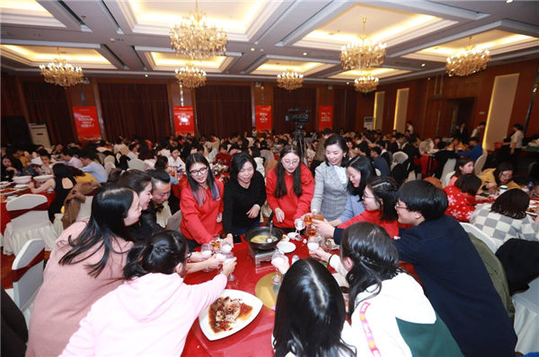 大家共同举杯把酒言欢